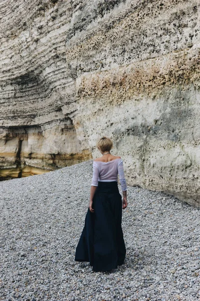 Visão Traseira Menina Elegante Andando Costa Perto Penhasco Etretat Normandia — Fotografia de Stock