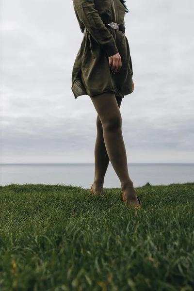Vista Recortada Chica Elegante Posando Acantilado Verde Cerca Del Mar — Foto de Stock