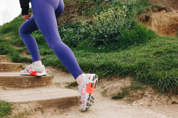 Oříznutý Pohled Sportovkyně Tenisky Běží Schodech Etretat Francie — Stock fotografie