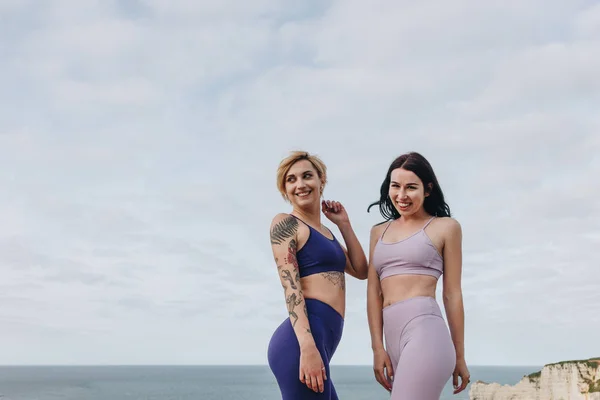 Schöne Mädchen Posieren Stylischer Sportbekleidung Etretat Normandie Frankreich — kostenloses Stockfoto