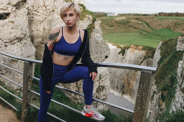 Attractive Sportswoman Stylish Sportswear Posing Cliff Railings Etretat France — Free Stock Photo