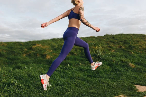 Athletic Girl Stylish Sportswear Jumping Green Grass Etretat France — Stock Photo, Image