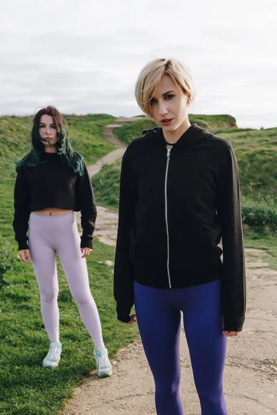 Jóvenes Deportistas Posando Acantilado Verde Etretat Normandía Francia — Foto de stock gratis