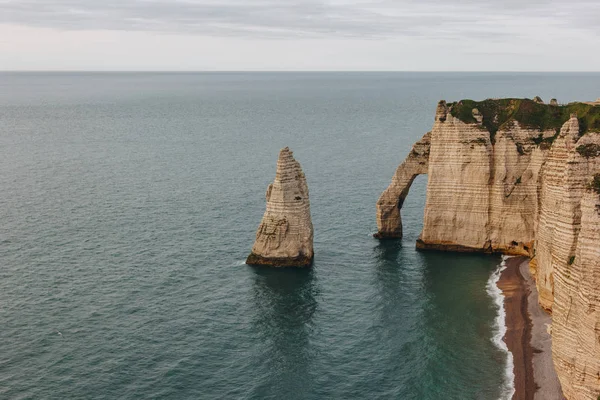 Légi Felvétel Gyönyörű Táj Sziklák Tenger Etretat Normandia Franciaország — Stock Fotó
