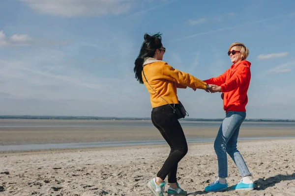 Boldog Meg Kezét Spinning Homokos Strand Saint Michaels Mount Normandia — ingyenes stock fotók