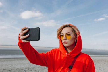 çekici kız Fransa selfie smartphone güzel plaj, saint michaels mount, alarak güneş gözlüğü