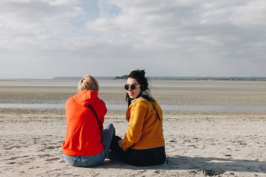 Dikiz kumsalda oturuyor turistler, Saint michaels mount, Normandy, Fransa