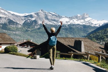 eller yükselterek ve doğal dağ köyünde, mont blanc, Alpler yürüyüş sırt çantası ile arkadan kızın görünüşü