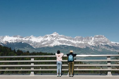 arkadan görünüşü çitin duran ve görkemli karla kaplı dağlar, mont blanc, Alpler arıyorum kızlar