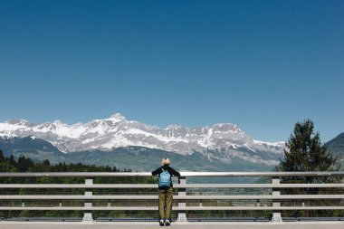 görkemli karla kaplı dağlar, mont blanc, Alpler seyir sırt çantası ile arkadan kızın görünüşü
