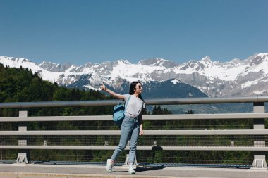 sırt çantası uzakta görkemli karla kaplı dağlarında, mont blanc, Alpler seyir ile güzel kız görünümünü tam uzunlukta