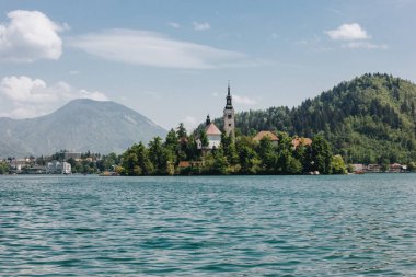 eski mimari ve yeşil ağaçlar Bankası üzerinde doğal dağ Gölü, bled, Slovenya