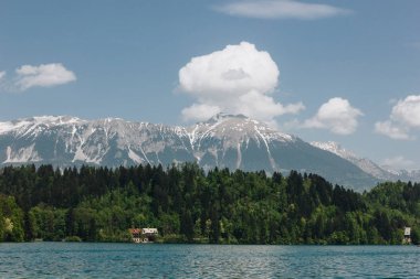 görkemli yatay, karla kaplı dağ zirveleri, yemyeşil ağaçlar ve huzurlu dağ Gölü, bled, Slovenya