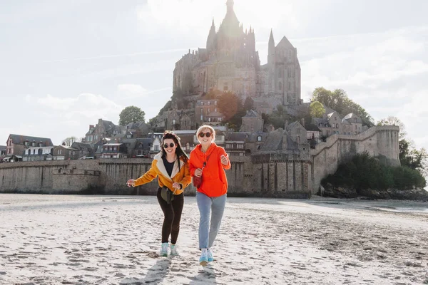 Happy Friends Running Beach Saint Michaels Mount Normandia França — Fotografia de Stock