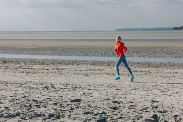 Chica Con Estilo Que Corre Playa Arena Saint Michaels Monte — Foto de stock gratis