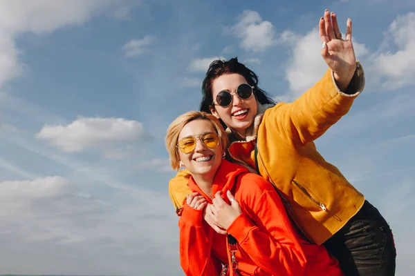 Garotas Sorridentes Piggybacking Acenando Saint Michaels Mount Normandia França — Fotografia de Stock