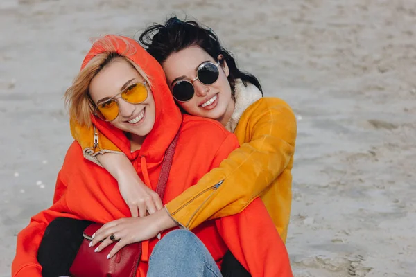 Chicas Felices Abrazando Sentadas Playa Saint Michaels Mount Normandía Francia —  Fotos de Stock