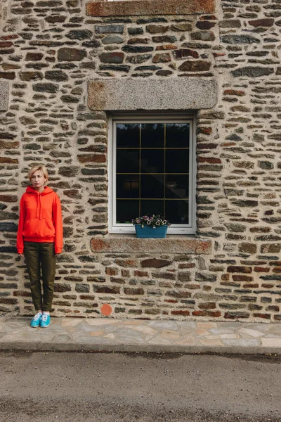 Young Woman Standing Old Stone Building Mont Saint Michel France — Free Stock Photo