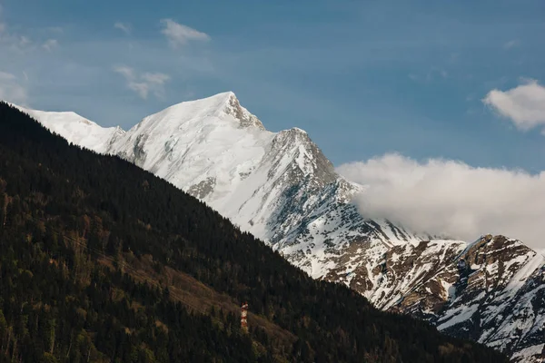 Ośnieżone Szczyty Zielonej Roślinności Pięknych Gór Mont Blanc Alpy — Darmowe zdjęcie stockowe