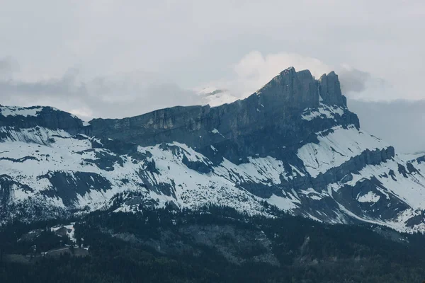 Majestätiska Natursköna Snöklädda Berg Och Molnig Himmel Mont Blanc Alperna — Gratis stockfoto