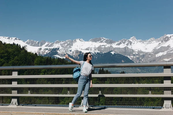 美丽的女孩与背包看着在雄伟的雪山 勃朗峰 阿尔卑斯山的全长视图 — 图库照片