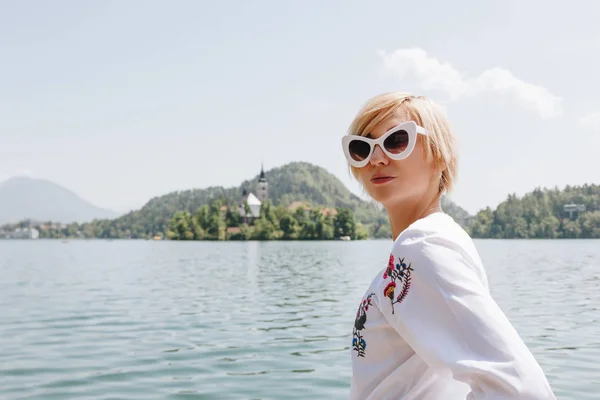Beautiful Young Woman Sunglasses Standing Scenic Lake Mountains Bled Slovenia — Free Stock Photo