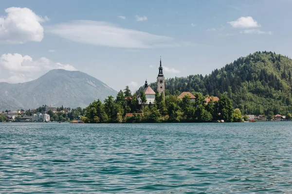 Architettura Antica Alberi Verdi Riva Lago Montagna Panoramica Sanguinato Slovenia — Foto Stock