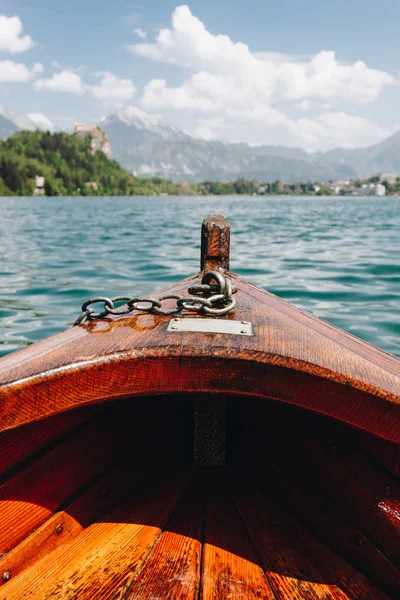 Крупный План Деревянной Лодки Красивом Спокойном Горном Озере Окровавленная Словенская — стоковое фото