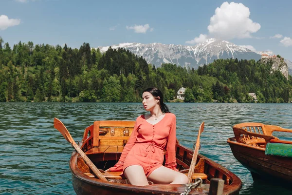 美丽的年轻妇女坐在小船在风景宁静的山湖 斯洛文尼亚 — 免费的图库照片