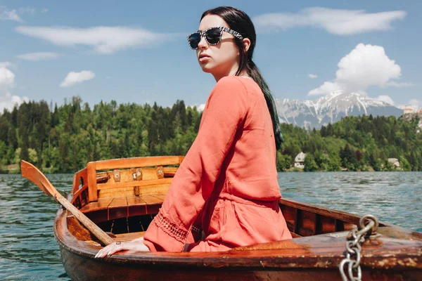 Beautiful Young Woman Sunglasses Sitting Boat Scenic Mountain Lake Bled — Free Stock Photo