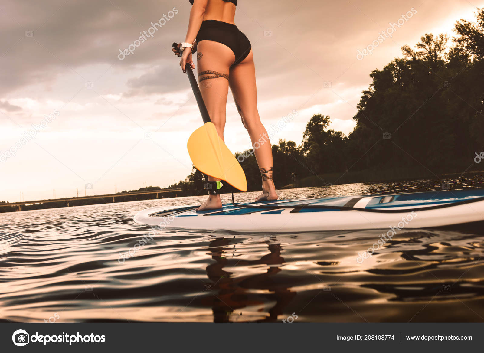 Sup board. Sup board viking. Stand-up paddleboarding. Девушка на серфе сидит в море. Sup бординг.