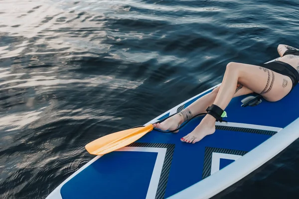 Ausgeschnittene Ansicht Tätowierter Mädchen Die Sich Auf Sup Board Fluss — kostenloses Stockfoto