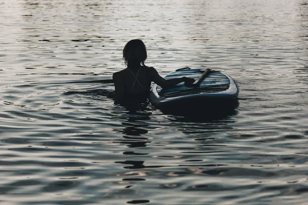 Silueta Mujer Nadando Agua Con Sup Board — Foto de stock gratis