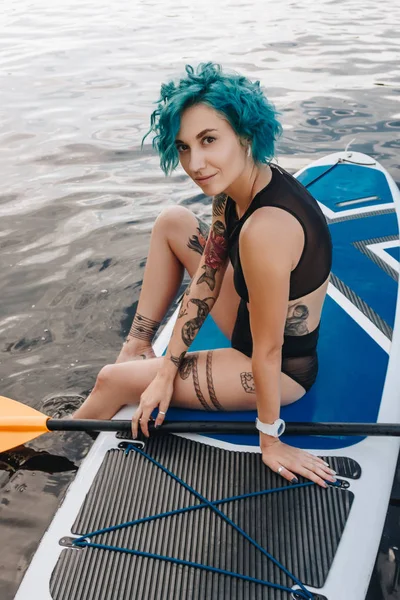 Atractiva Chica Atlética Con Pelo Azul Descansando Tablero Paddle Río — Foto de stock gratuita