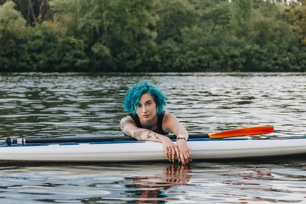 Attractive Young Woman Blue Hair Relaxing Sup Board Water — Stock Photo, Image