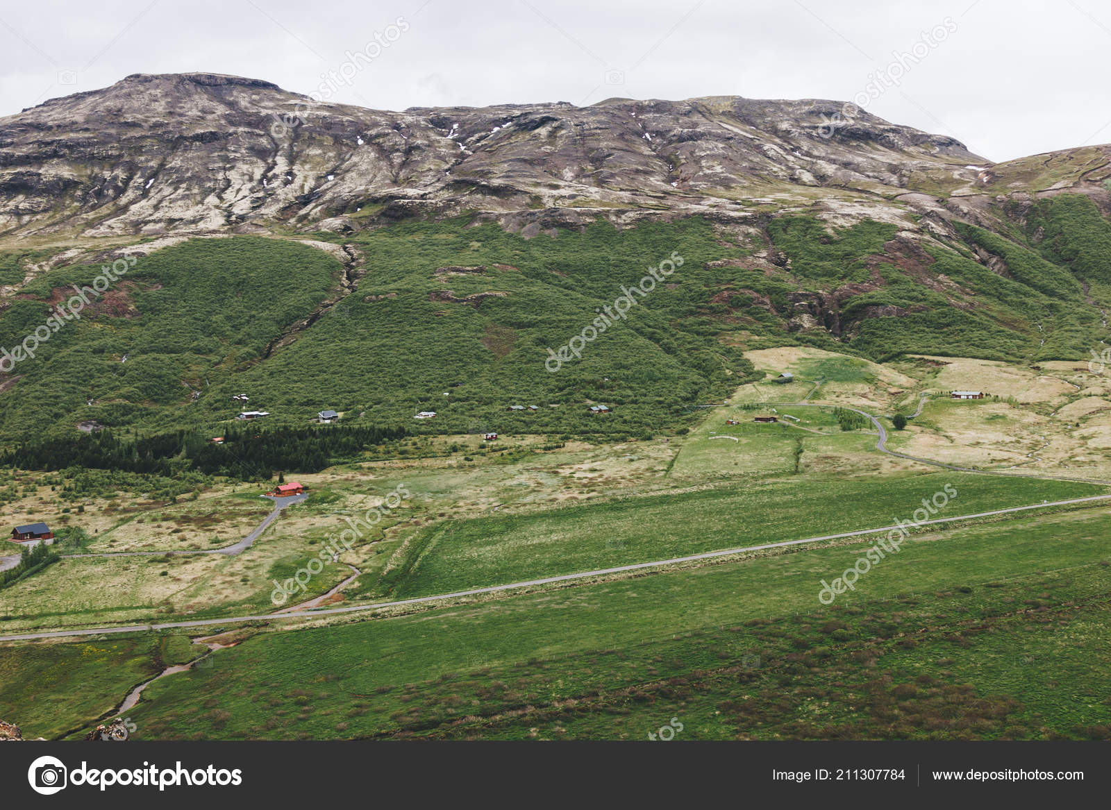 アイスランドの家や山の範囲の風景の空撮 無料のストック写真 C Iragirichbo