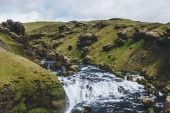 vysoký úhel pohled krásné Skoga řeka protékající vysočiny na Islandu