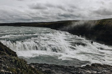 İzlanda'daki bulutlu gökyüzü altında güzel Gullfoss şelale havadan görünümü