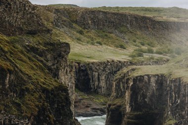 Dağlık bölgelerde İzlanda üzerinden akan güzel dağ nehir manzaralı görünüm