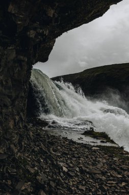 Dağlık bölgelerde İzlanda üzerinden akan güzel Gullfoss şelale düşük açılı görünüş