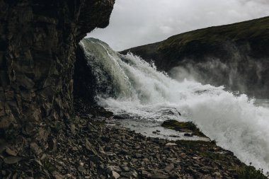 Dağlık bölgelerde İzlanda üzerinden akan nehir dağ üstünde buhar