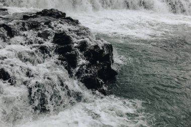 İzlanda'akan güzel dağ Nehri'nin havadan görünümü