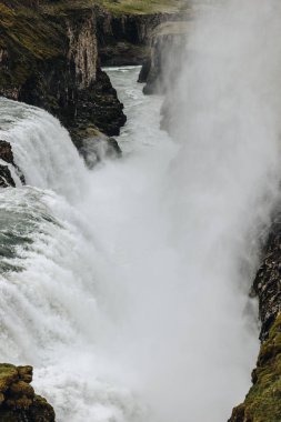 Buhar yukarıda dağlık bölgelerde İzlanda üzerinden akan güzel Gullfoss şelale havadan görünümü