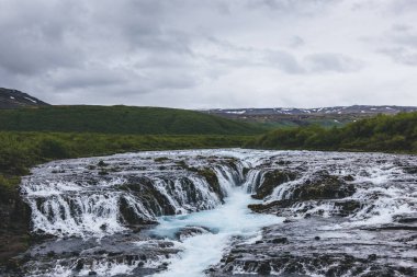 İzlanda'daki Bruara nehrinde güzel Bruarfoss şelale havadan görünümü