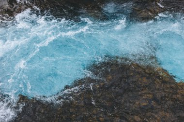 İzlanda'daki Bruarfoss şelale güzel su havadan görünümü 