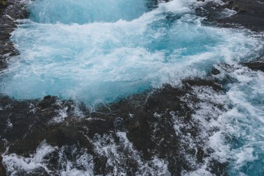 Bruarfoss Şelalesinin İzlanda 'daki Bruara Nehri' ndeki yüksek açılı manzarası