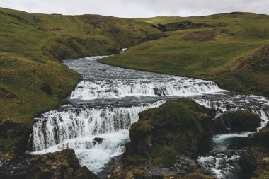 Dağlık bölgelerde İzlanda üzerinden akan güzel Skoga Nehri ile manzara