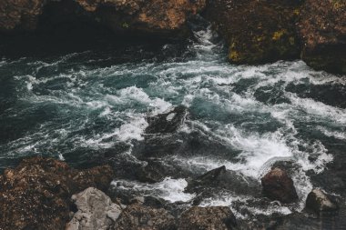 Dağlık bölgelerde İzlanda üzerinden akan güzel dağ Nehri'nin yüksek açılı görünüş