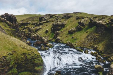 Картина, постер, плакат, фотообои "высокий угол зрения на красивую реку скога, протекающую через горные районы исландии постер постеры пейзаж", артикул 211308746