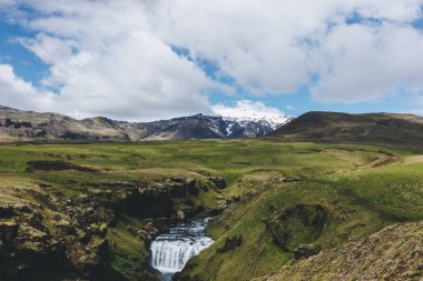 Dağlık bölgelerde İzlanda üzerinden akan güzel Skoga Nehri'nin havadan görünümü